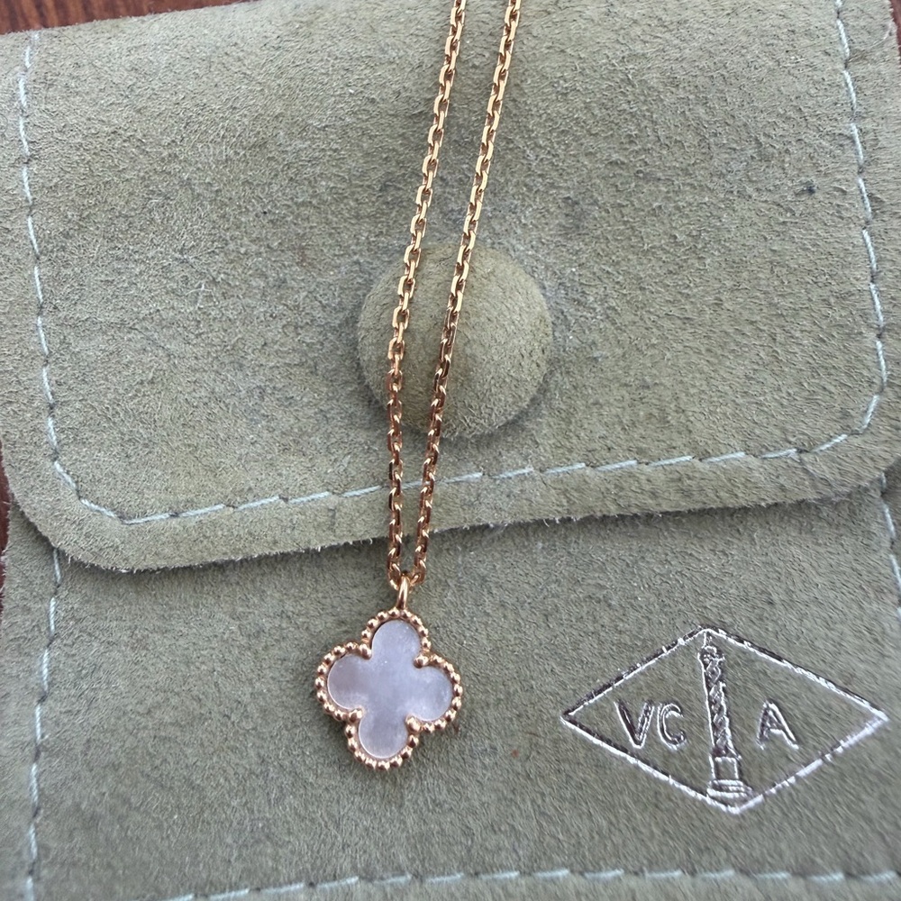SWEET ALHAMBRA PENDANT, YELLOW GOLD,
WHITE MOTHER-OF-PEARL Van Cleef Necklace